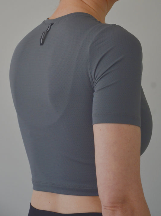 Cropped Breathe Manga Curta Cinza