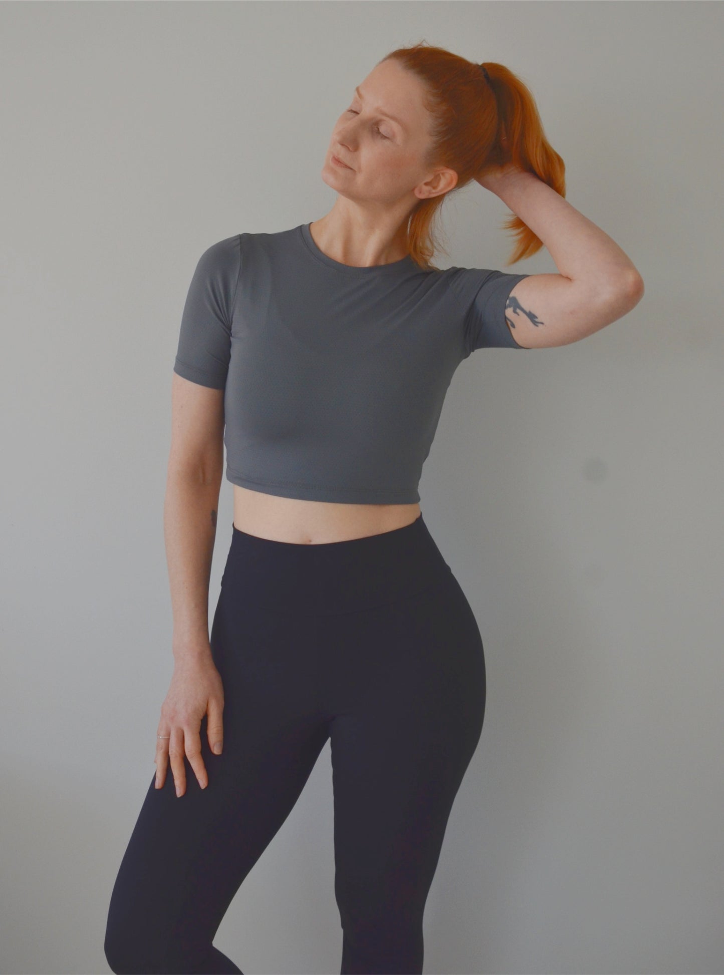 Cropped Breathe Manga Curta Cinza