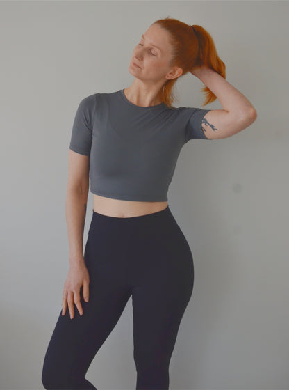 Cropped Breathe Manga Curta Cinza