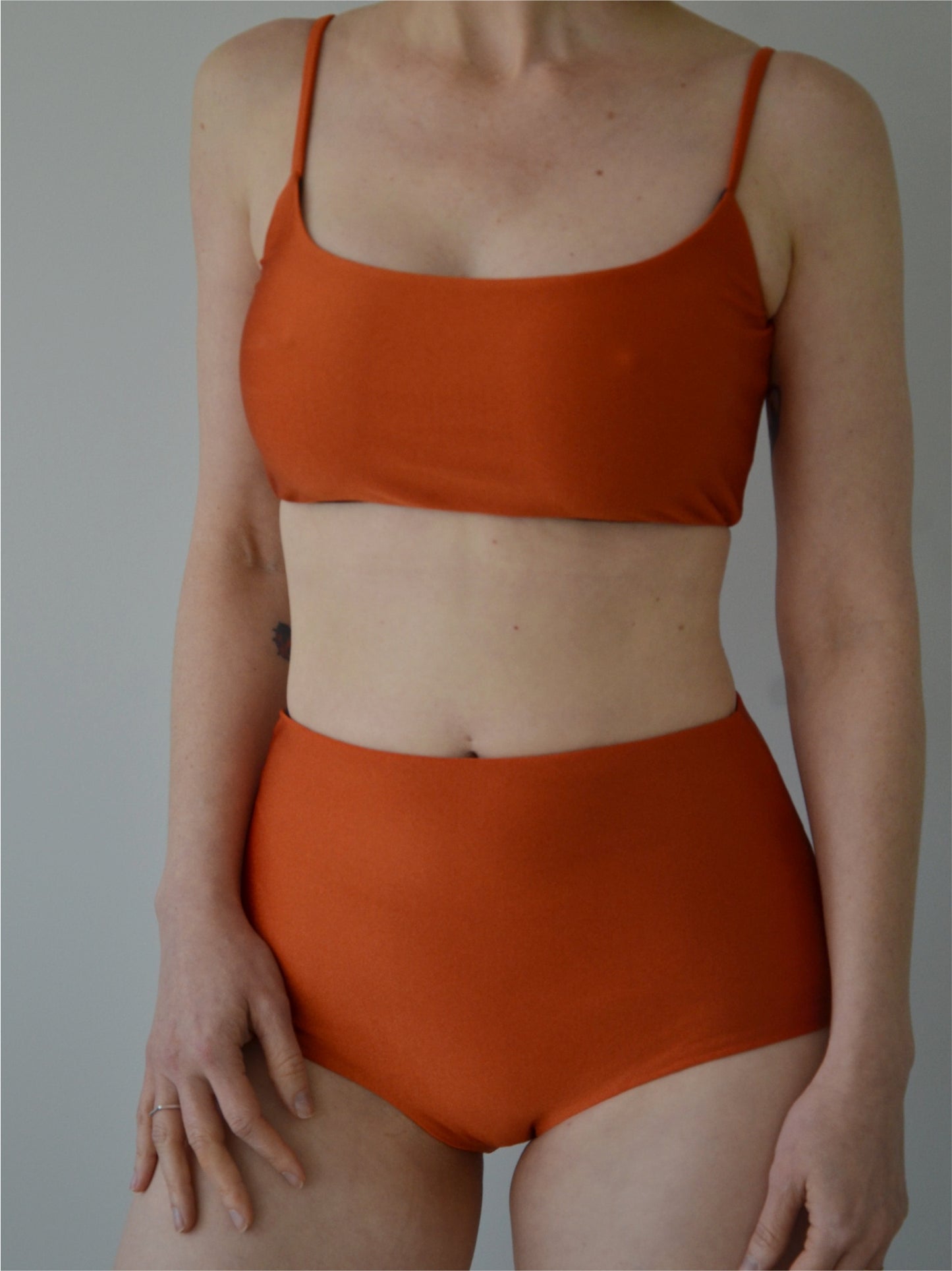 Conjunto Spirit Light: Top Slim Alcinha + Hot Pants Páprica