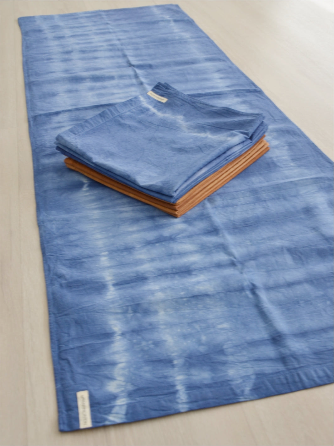 Kit Cotton Mat  + Toalha de Ajuste 100% Algodão com Tingimento Artesanal - Tie Dye Azul Mar