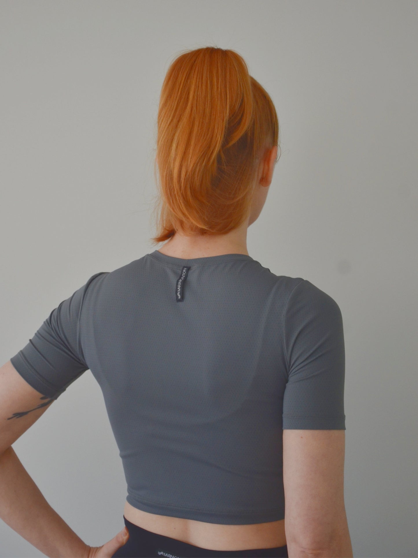 Cropped Breathe Manga Curta Cinza