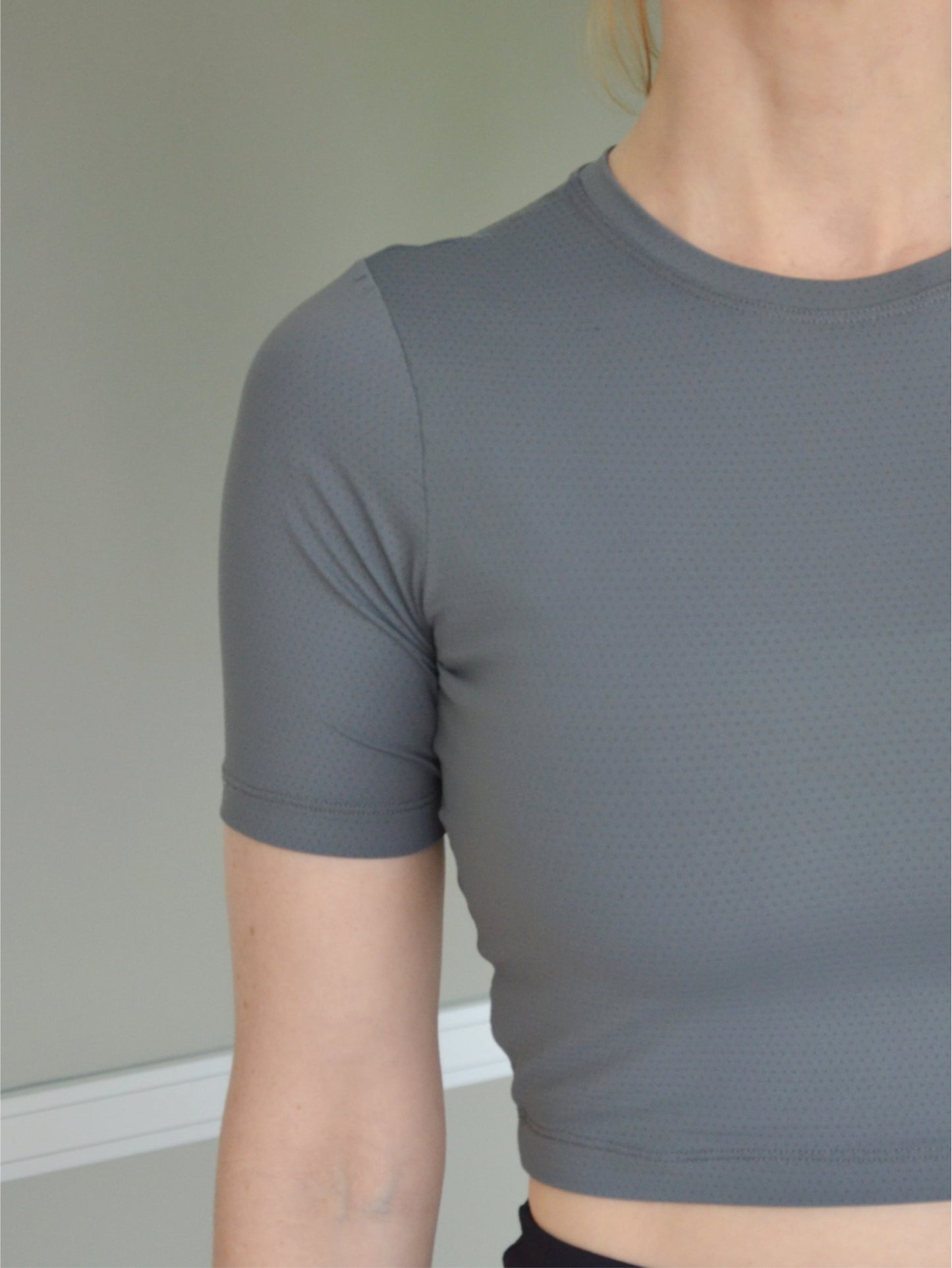 Cropped Breathe Manga Curta Cinza