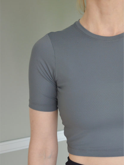 Cropped Breathe Manga Curta Cinza