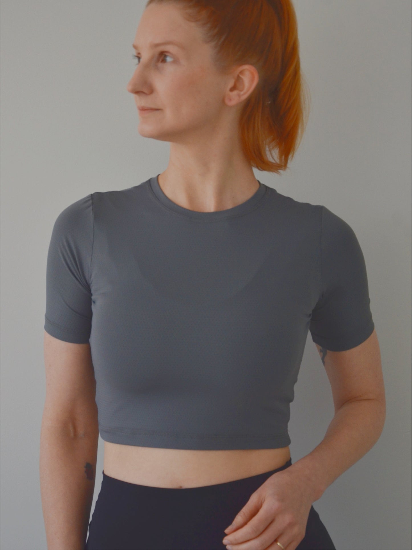 Cropped Breathe Manga Curta Cinza