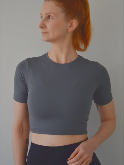 Cropped Breathe Manga Curta Cinza