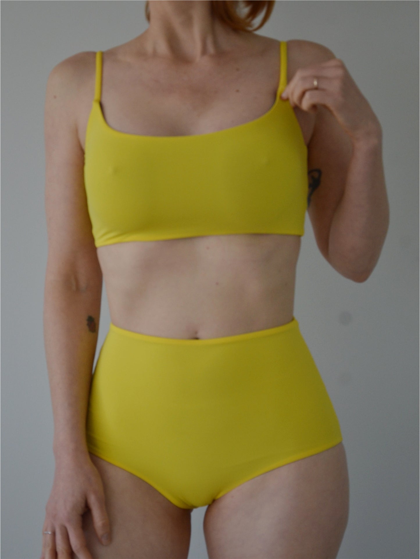 Conjunto Verão Light: Top Slim Alcinha + Hot Pants Amarelo