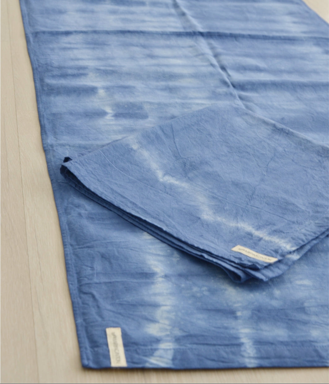 Kit Cotton Mat  + Toalha de Ajuste 100% Algodão com Tingimento Artesanal - Tie Dye Azul Mar