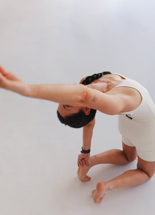 Macaquinho Bio Light Alcinha Costas V com Shorts Duplo Clássicos Off White