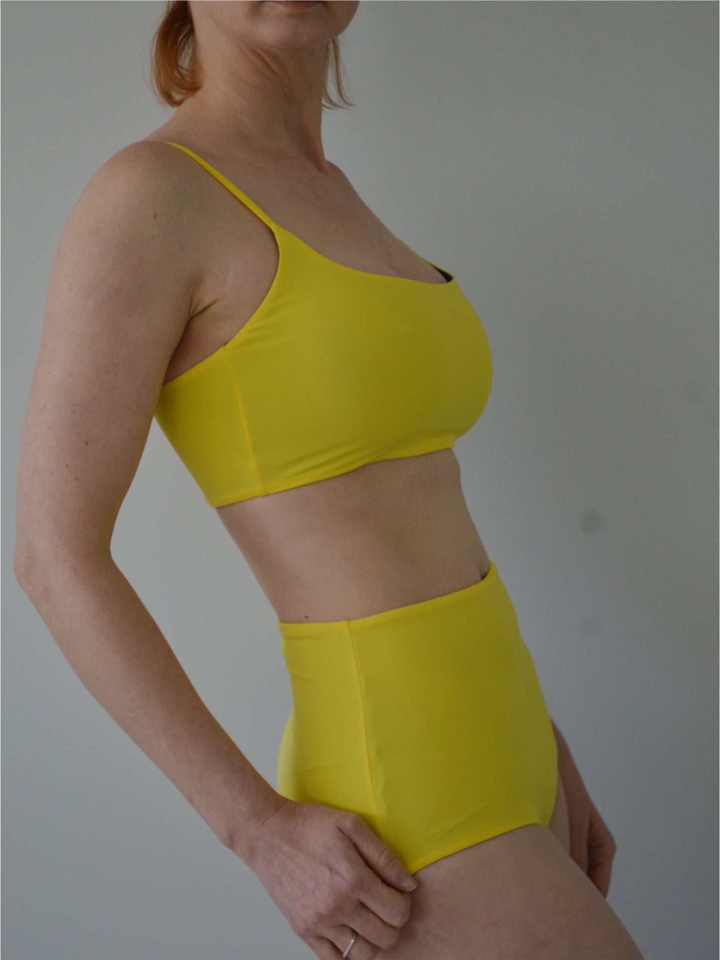 Conjunto Verão Light: Top Slim Alcinha + Hot Pants Amarelo