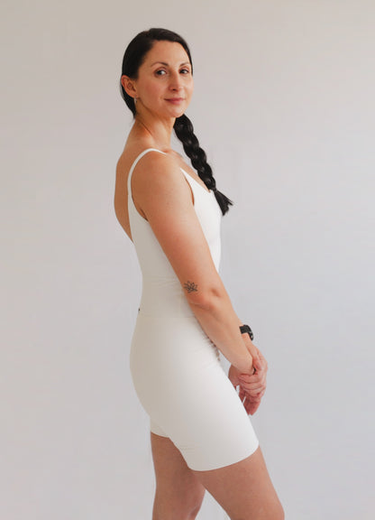 Macaquinho Bio Light Alcinha Costas V com Shorts Duplo Clássicos Off White